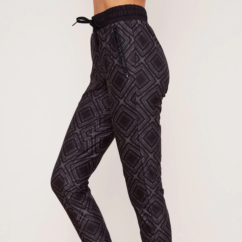 Wolven threads summit joggers